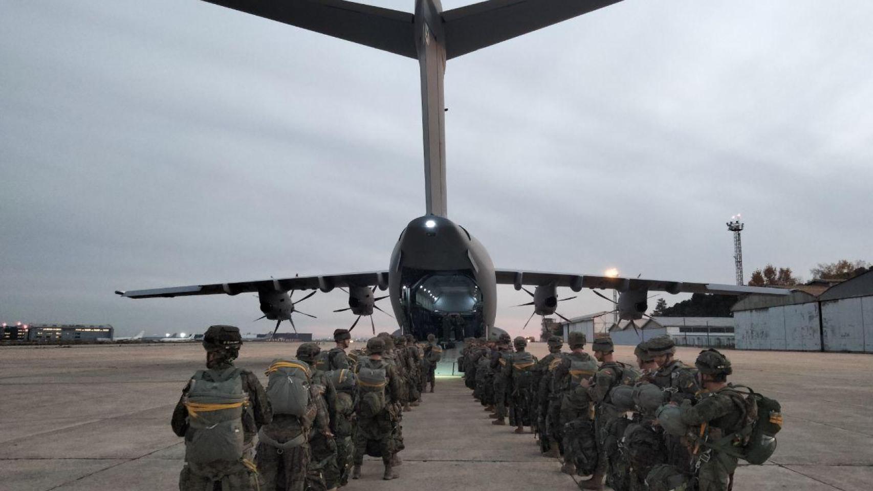 Más de 400 paracaidistas llenan el cielo de Soria: así está entrenando el ejército en el Aeródromo Provincial