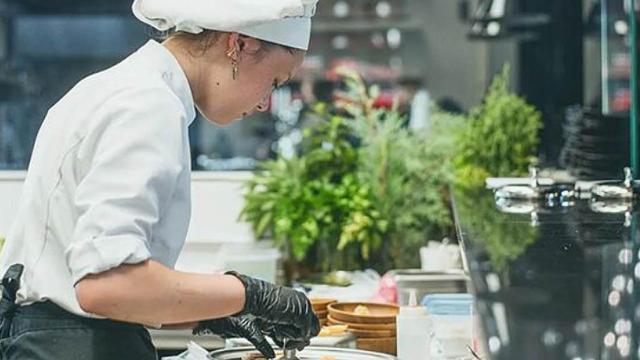 Una cocinera en Taller Arzuaga