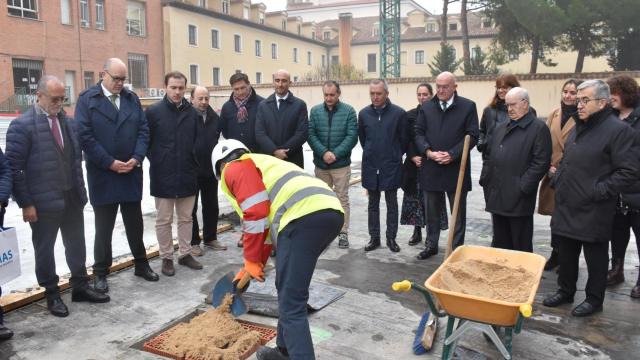 El alcalde de Valladolid, Jesús Julio Carnero; y el arzobispo Luis Argüello participan en la colocación de la primera piedra del nuevo centro de educación especial