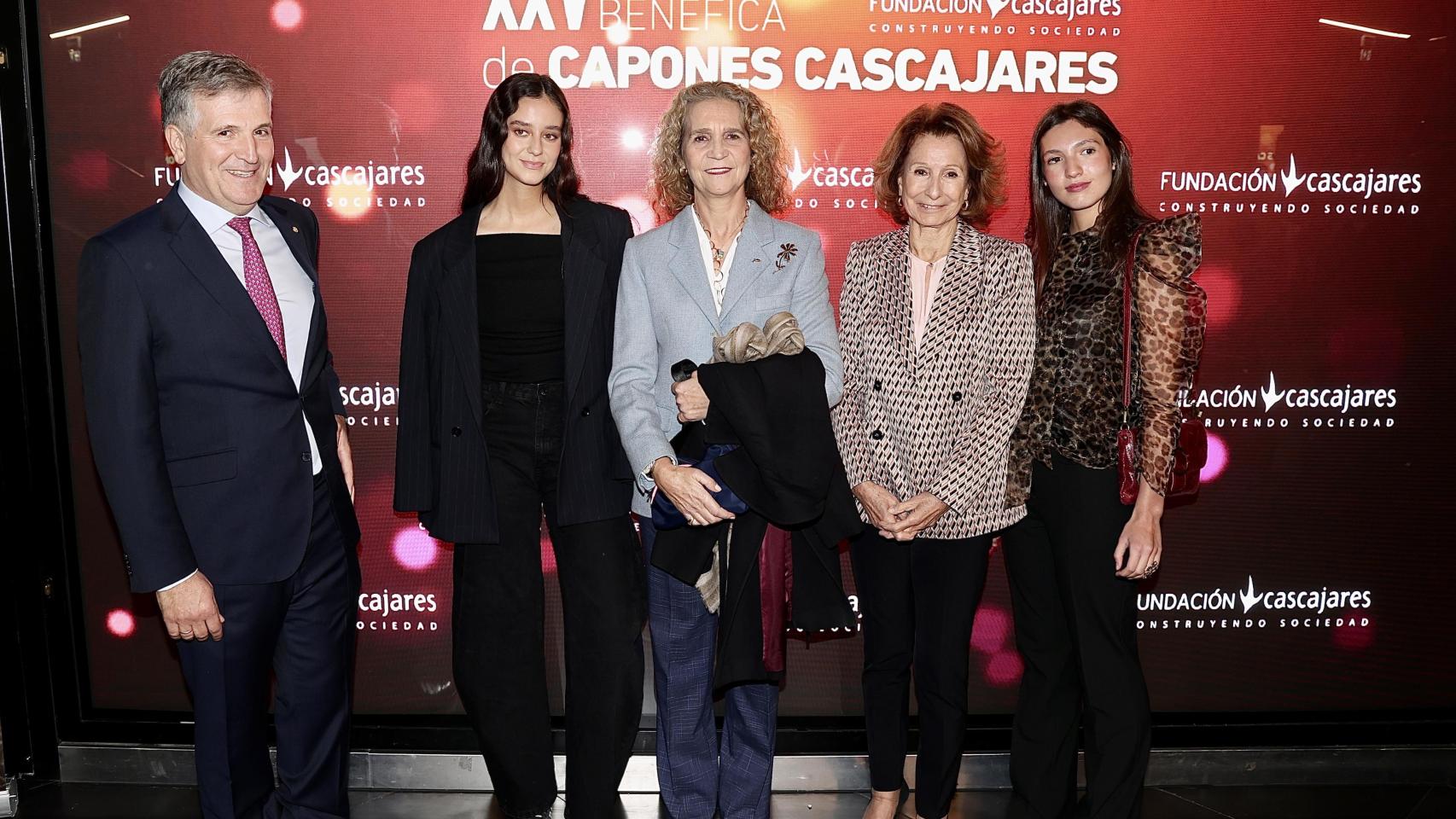 Celebración de la XXV subasta benéfica de capones de cascajares. De(I a D), El presidente de Cascajares, Alfonso Jiménez, Victoria Federica, la infanta Elena, la presidenta de Nuevo Futuro y Mencia Jimenez