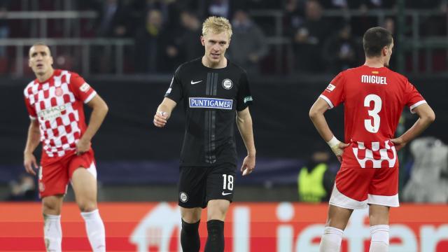 Miguel Gutiérrez, de espaldas, durante el partido contra el Sturm Graz