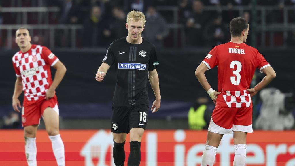 Miguel Gutiérrez, de espaldas, durante el partido contra el Sturm Graz