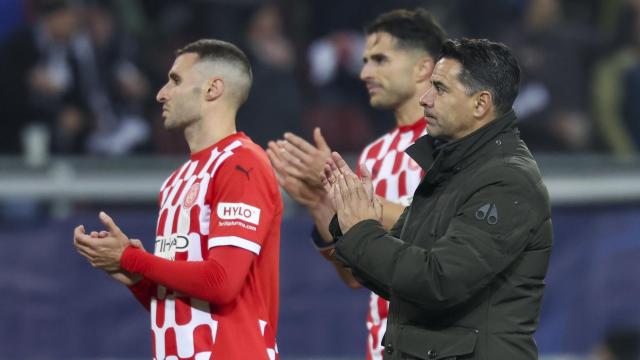 Míchel y los jugadores del Girona tras la derrota ante el Sturm Graz