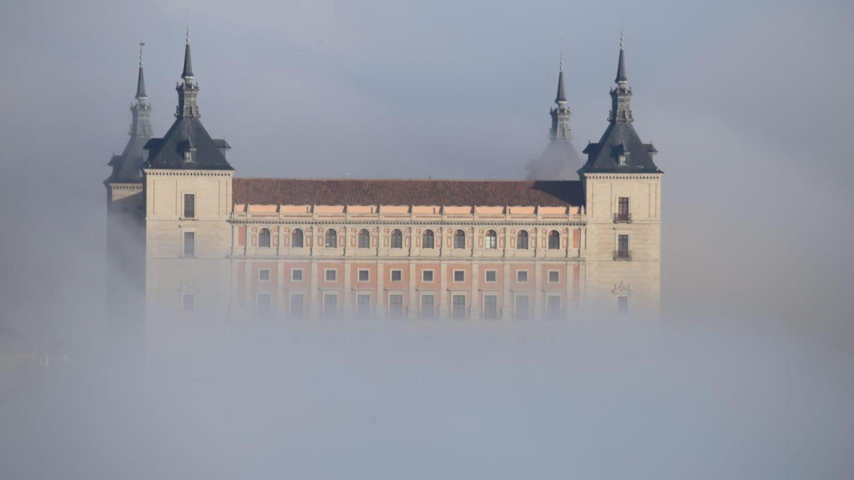 La niebla se convierte en protagonista del día en Toledo dejando estas espectaculares imágenes de postal