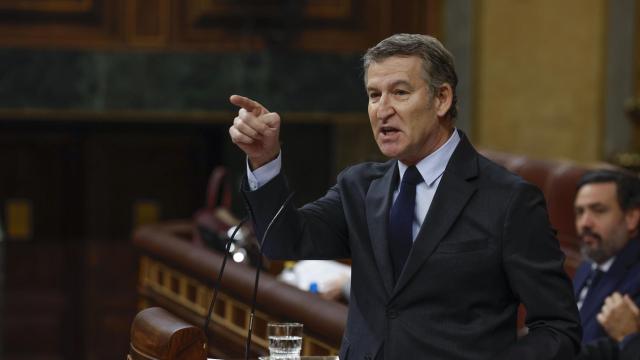 El líder del PP, Alberto Núñez Feijóo, durante su intervención tras la comparecencia del presidente del Gobierno, Pedro Sánchez, este miércoles ante el pleno del Congreso.