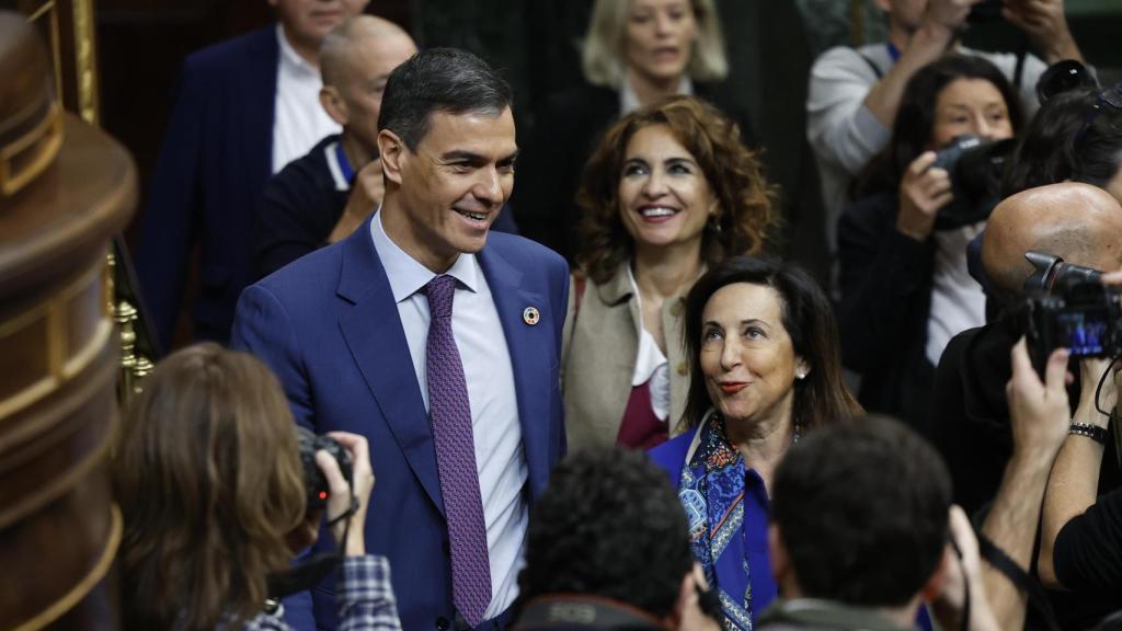 Pedro Sánchez, rodeado de parte de su Gobierno, incluida la vicepresidenta y ministra de Hacienda, María Jesús Montero, este miércoles.