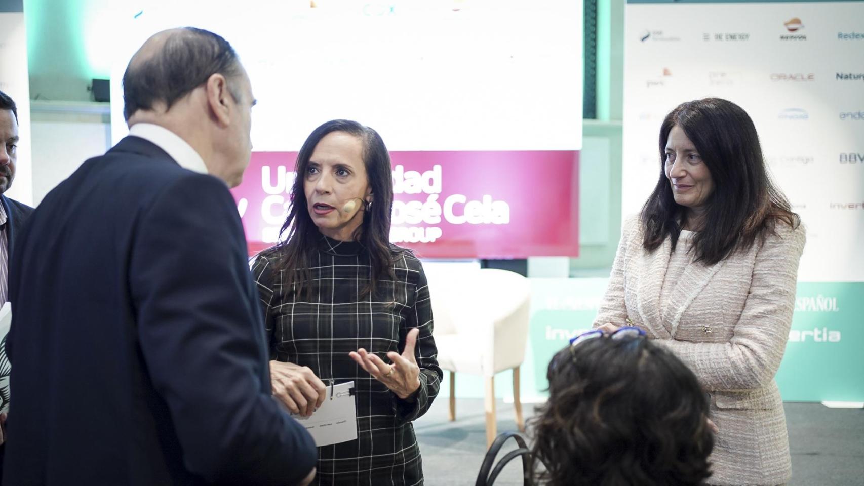 Beatriz Corredor, presidenta de Redeia, conversa con Pedro J. Ramírez, presidente ejecutivo y director de EL ESPAÑOL; en presencia de Mamen Vázquez, directora general de EL ESPAÑOL; en la apertura de la tercera jornada del I Observatorio de la Energía 'La transición energética: retos de la descarbonización ante los nuevos escenarios'.