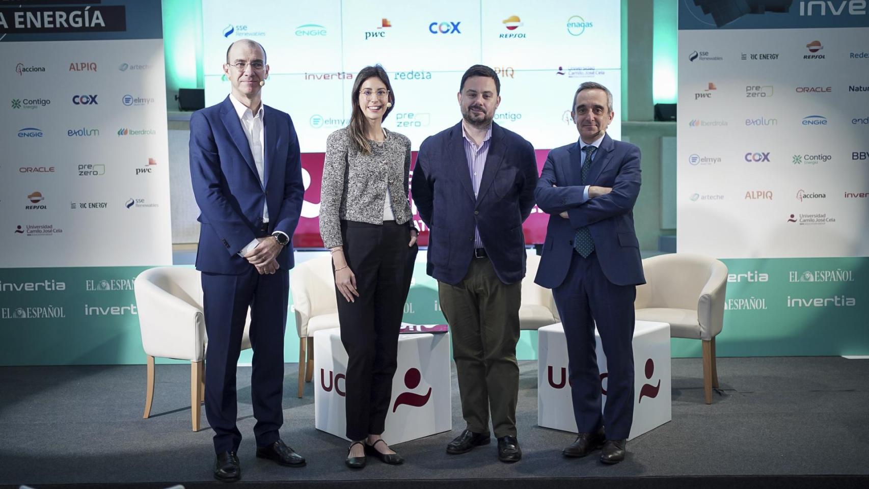 Jorge Guillén, Spain Network & Aviation Lead de Exolum, Débora Prada, head of Commercial & Partnership de Ric Energy, Arturo Criado, subdirector de Invertia, e Ismael Aznar, socio de Medioambiente y Clima de PwC Tax & Legal en el I Observatorio de la Energía organizado por EL ESPAÑOL - Invertia.