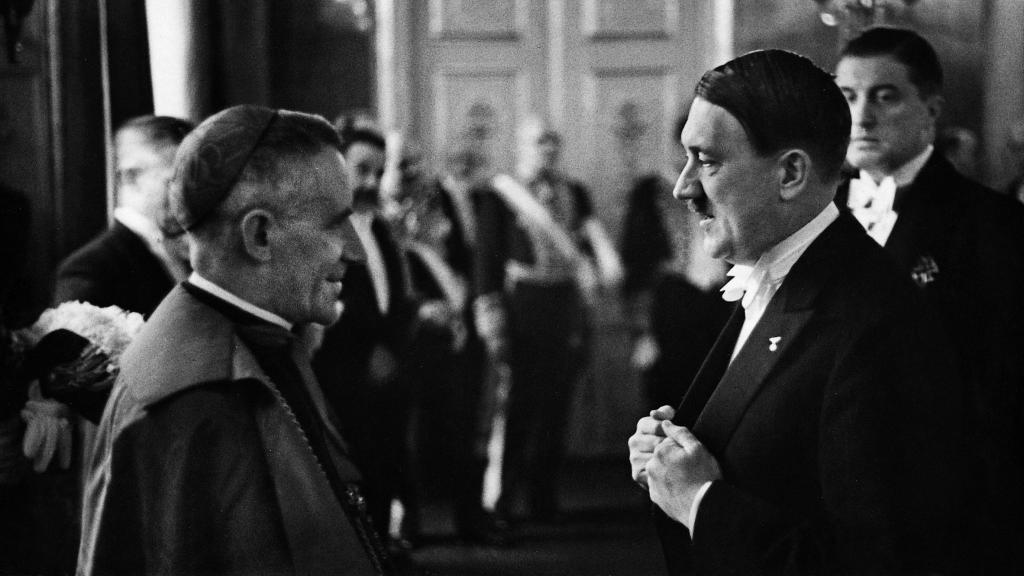 El nuncio Cesare Orsenigo con Adolf Hitler en la Cancillería del Reich en 1936.