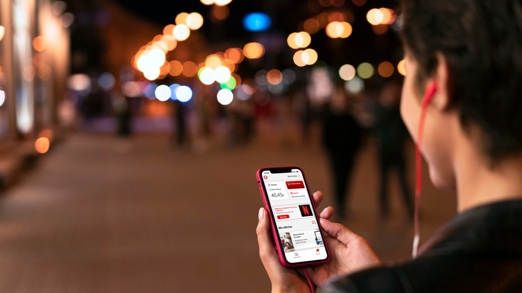 Una persona miranda la app 'MiVodafone'.