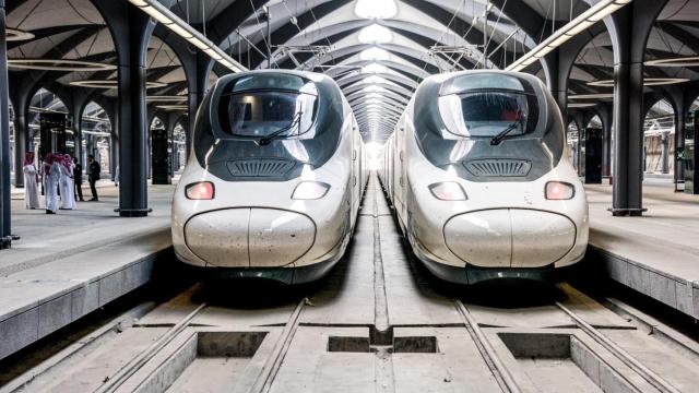 Trenes Haramain o 'AVE a la Meca' en una estación de la línea.