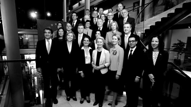 Foto de familia de Ursula von der Leyen con los nuevo comisarios, incluida Teresa Ribera.