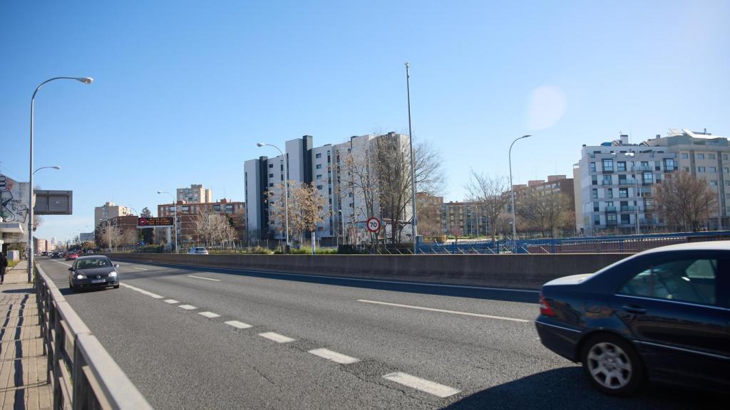 Varios coches en la A-5 a la altura de la Avenida de los Poblados, en Madrid.