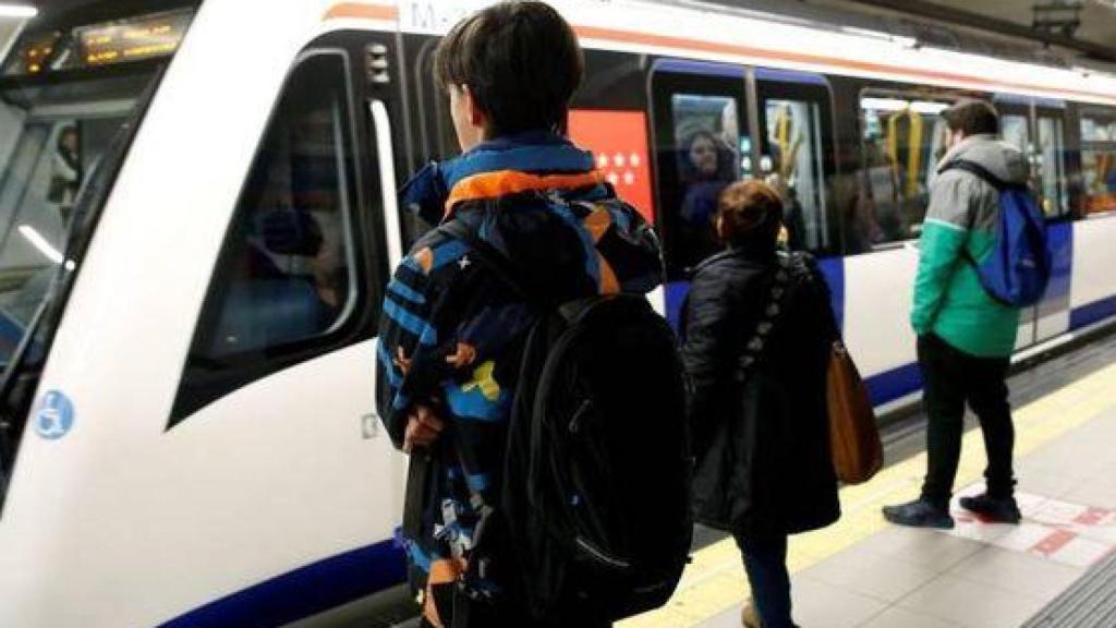 Personas esperando en el andén para subirse al Metro de Madrid.