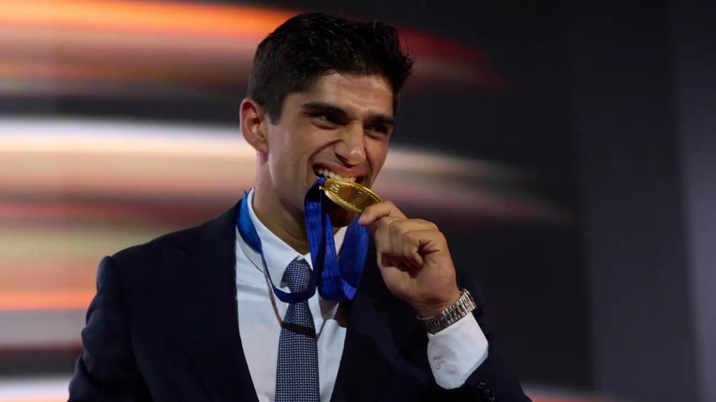 Jorge Martín con su medalla de Campeón del Mundo de MotoGP.