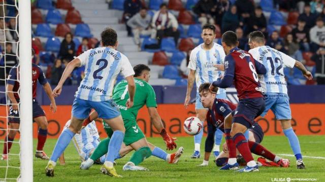 Acción del tercer gol del Levante contra el Málaga CF