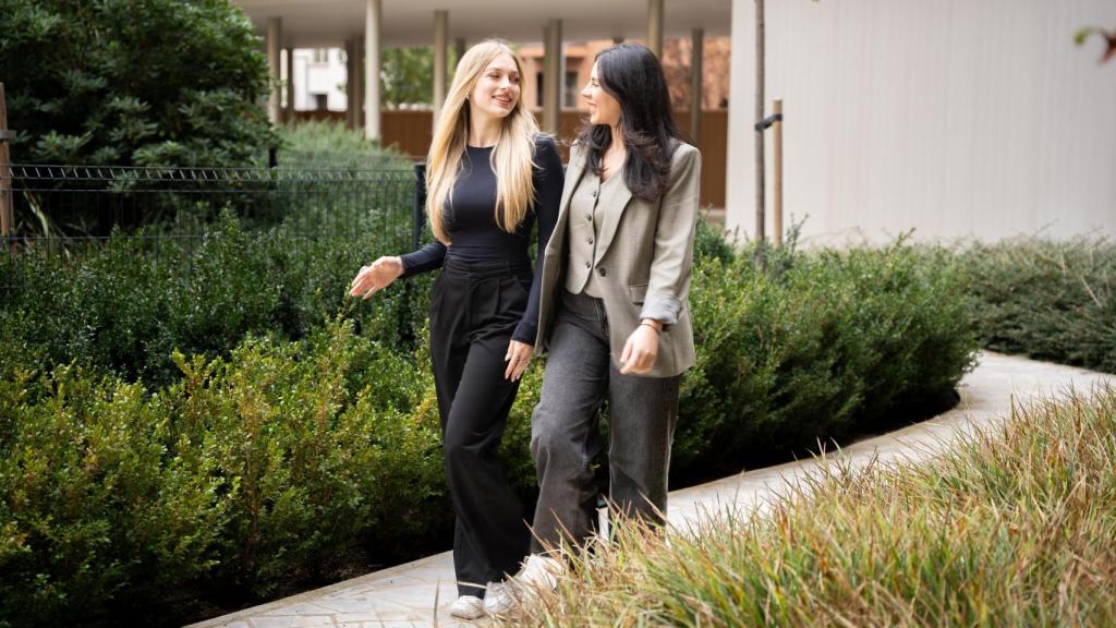 Lydia Ibáñez (izquierda) y Ángela Royo (derecha), creadoras de BAYA, paseando en los jardines de 'Caledonia'