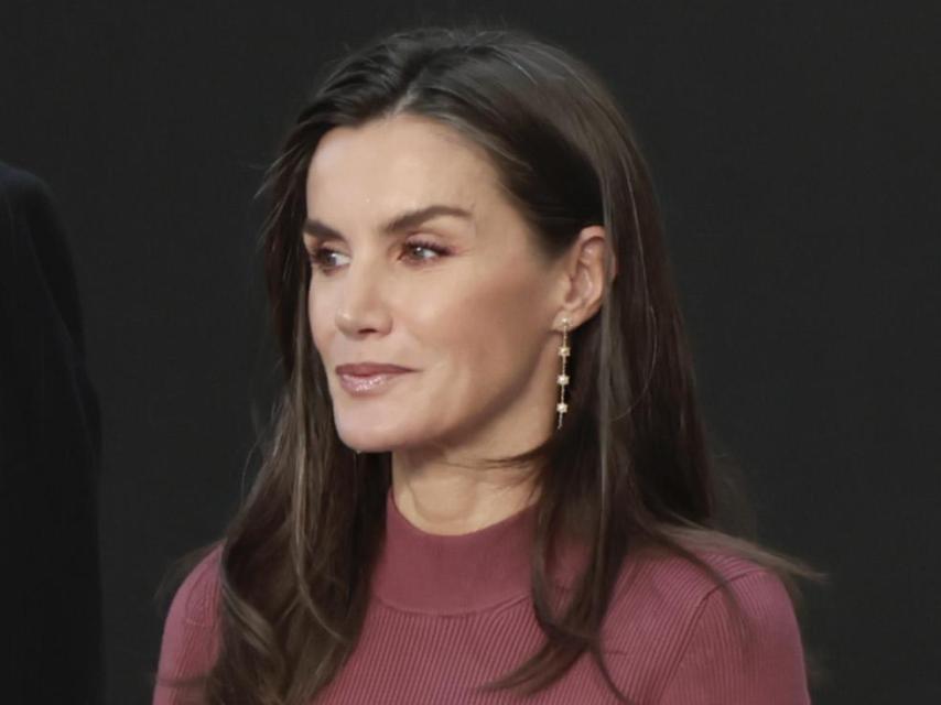 Letizia, con pendientes de la firma Sure.