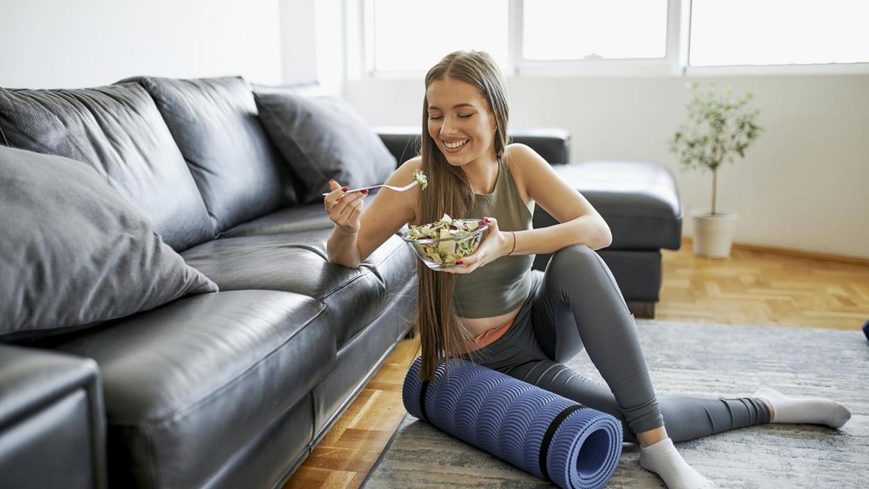 Mujer comiendo después de hacer ejercicio.