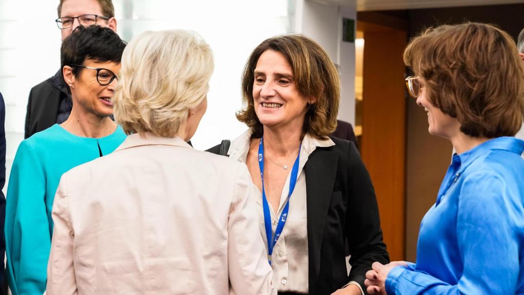 Teresa Ribera saluda a Ursula von der Leyen este miércoles en Estrasburgo, antes de la votación de investidura