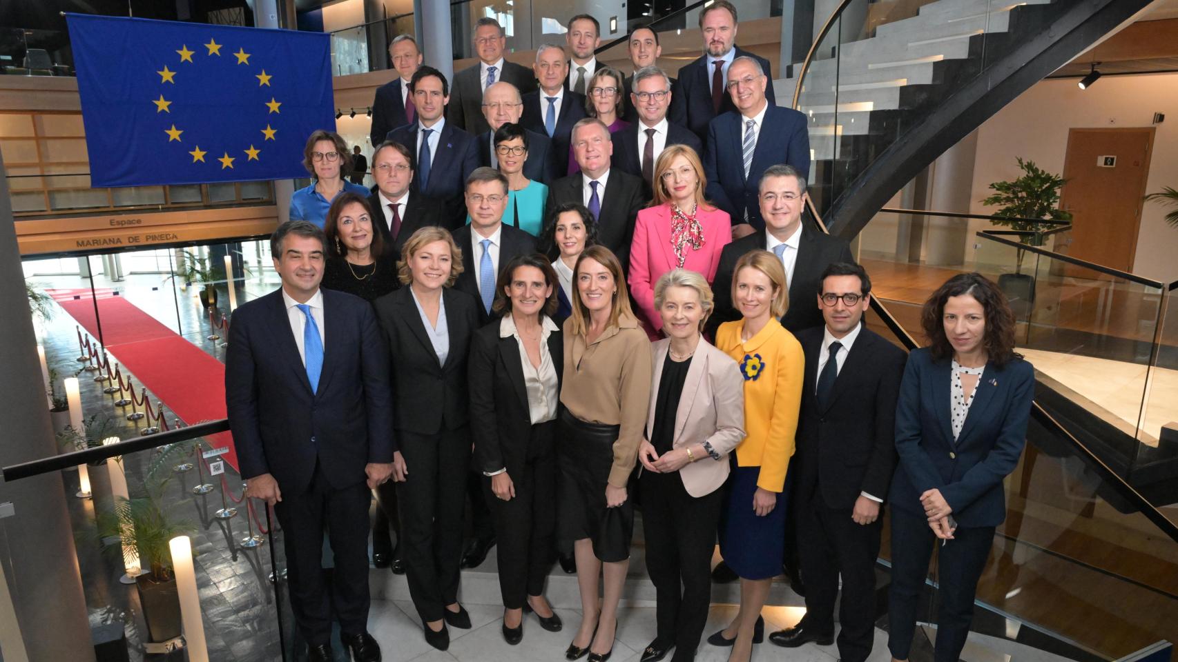 La foto de familia de la segunda Comisión de Ursula von der Leyen, con Teresa Ribera como vicepresidenta de Competencia