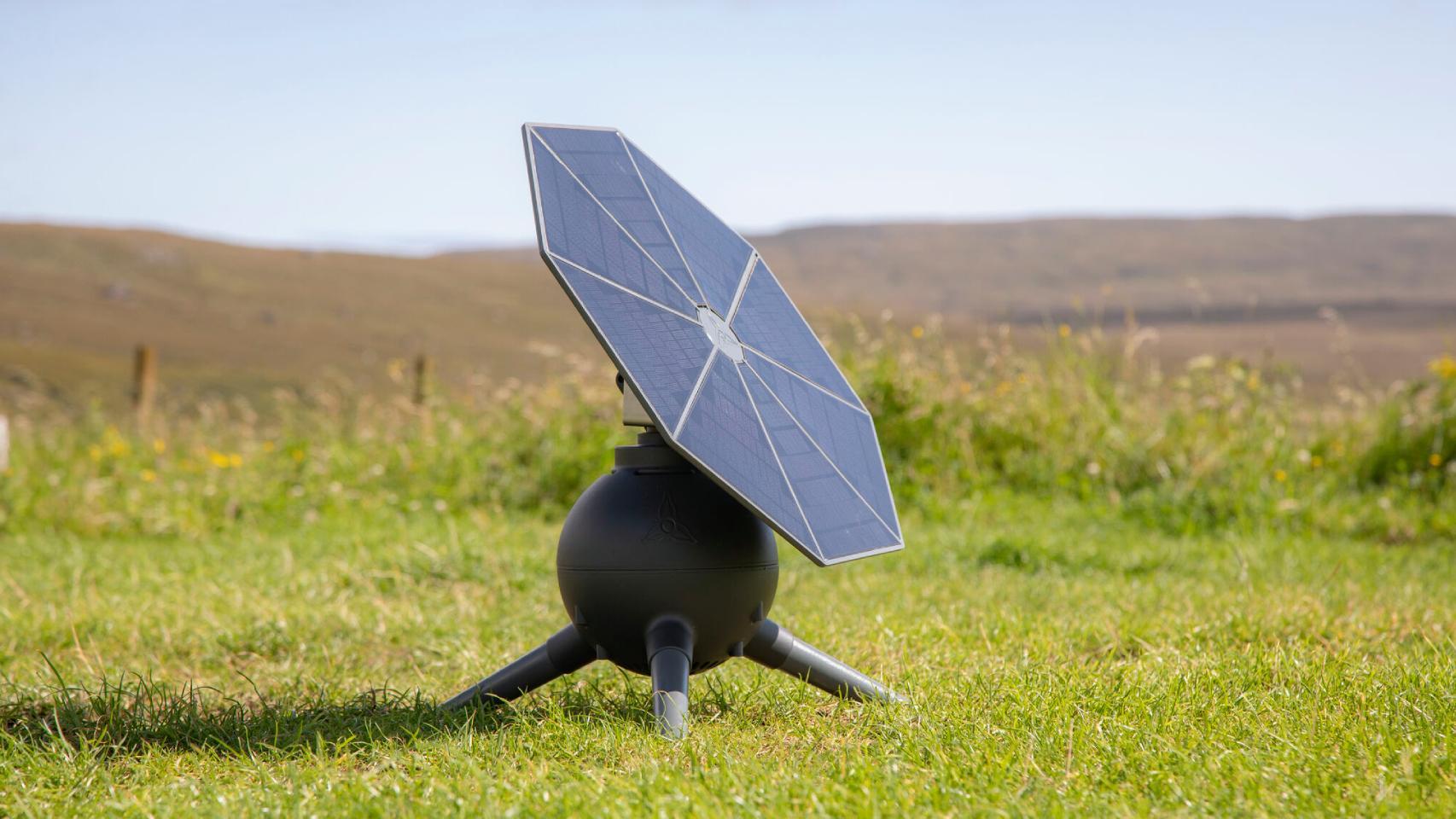 Adiós a las placas solares de siempre: el invento portátil que sigue al sol para tener luz gratis en cualquier parte todo el día