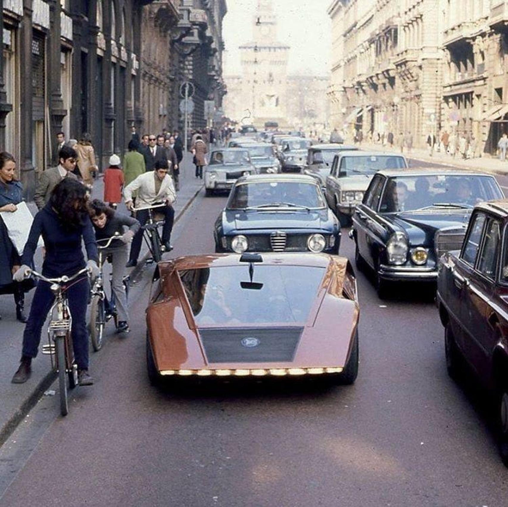 Lancia Stratos Zero en las calles de Milán, via wikimedia commons