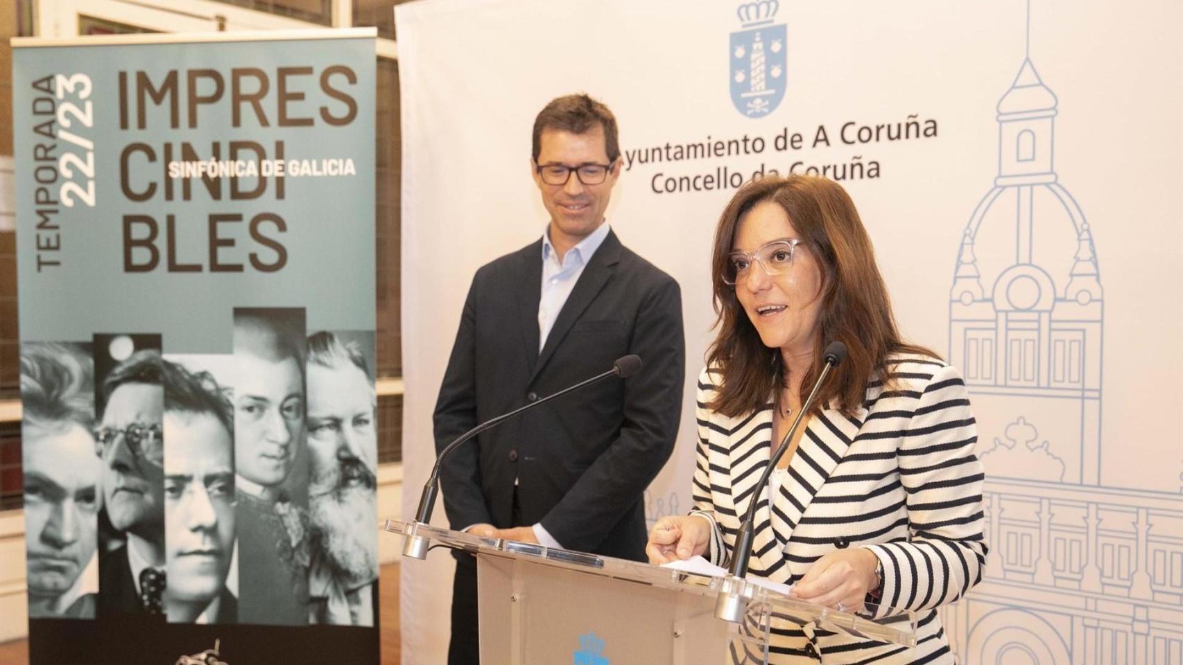 Archivo - La alcaldesa de A Coruña, Inés Rey, en la presentación de la nueva temporada de la Orquesta Sinfónica de Galicia, junto al gerente del Consorcio de la Música, Andrés Lacasa