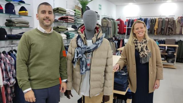 David Iglesias y Sandra Caridad, propietarios de Arena Confecciones en la calle Barcelona de A Coruña.