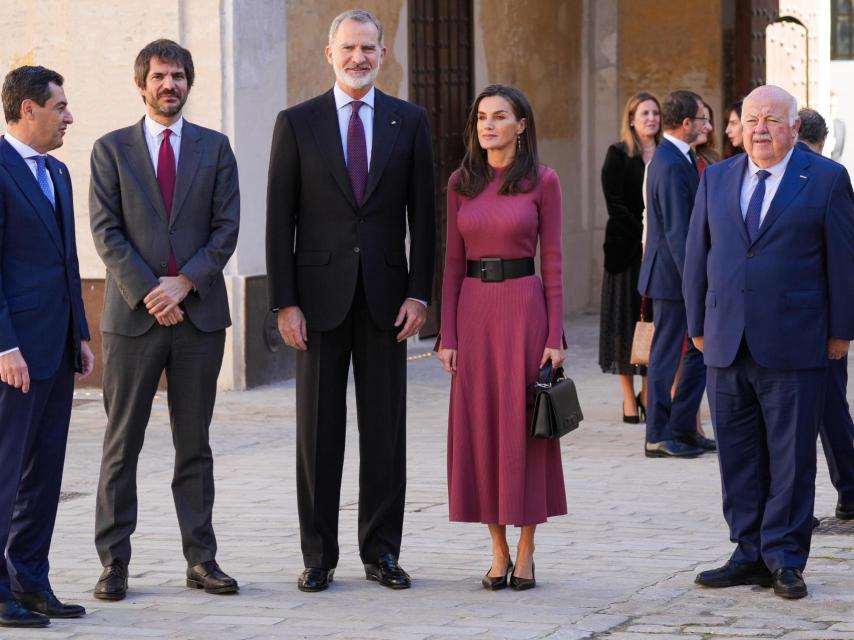 Los Reyes, junto al presidente de la Junta de Andalucía, Juanma Moreno; el ministro de Cultura, Ernest Urtasun; y el presidente del Parlamento Andaluz, Jesús Aguirre.