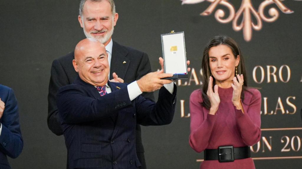 Recogida de la medalla a la Asociación Gremial Arte Sacro.