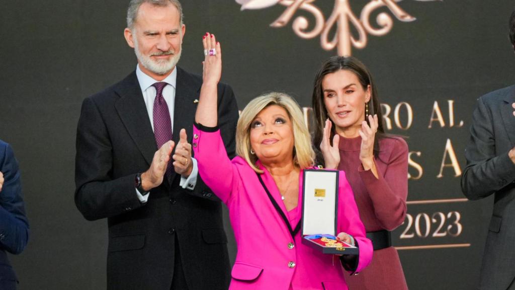 Terelu Campos mira al cielo al recoger la medalla.