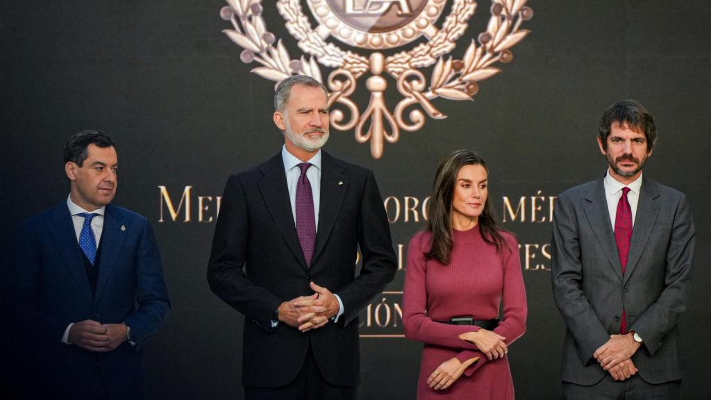 Los Reyes de España junto al presidente de la Junta de Andalucía, Juanma Moreno, y el ministro de Cultura, Ernest Urtasun.