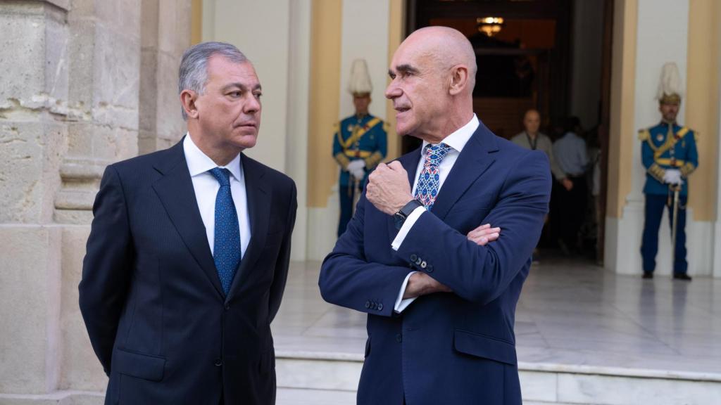 El alcalde de Sevilla, José Luis Sanz, junto al portavoz del PSOE, Antonio Muñoz.