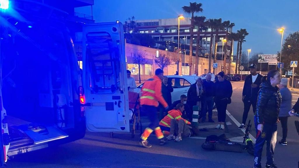 Herido el conductor de un patinete que chocó contra una furgoneta en Sanxenxo.