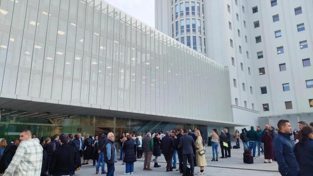 Momento del desalojo de la Ciudad de la Justicia de Vigo