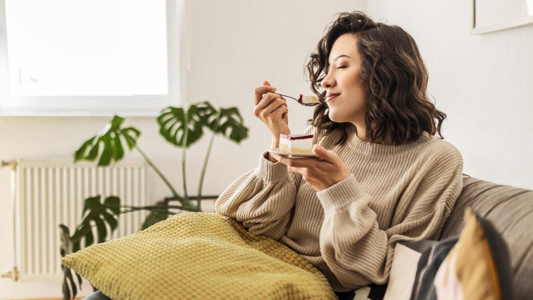 Mujer tomando un postre.