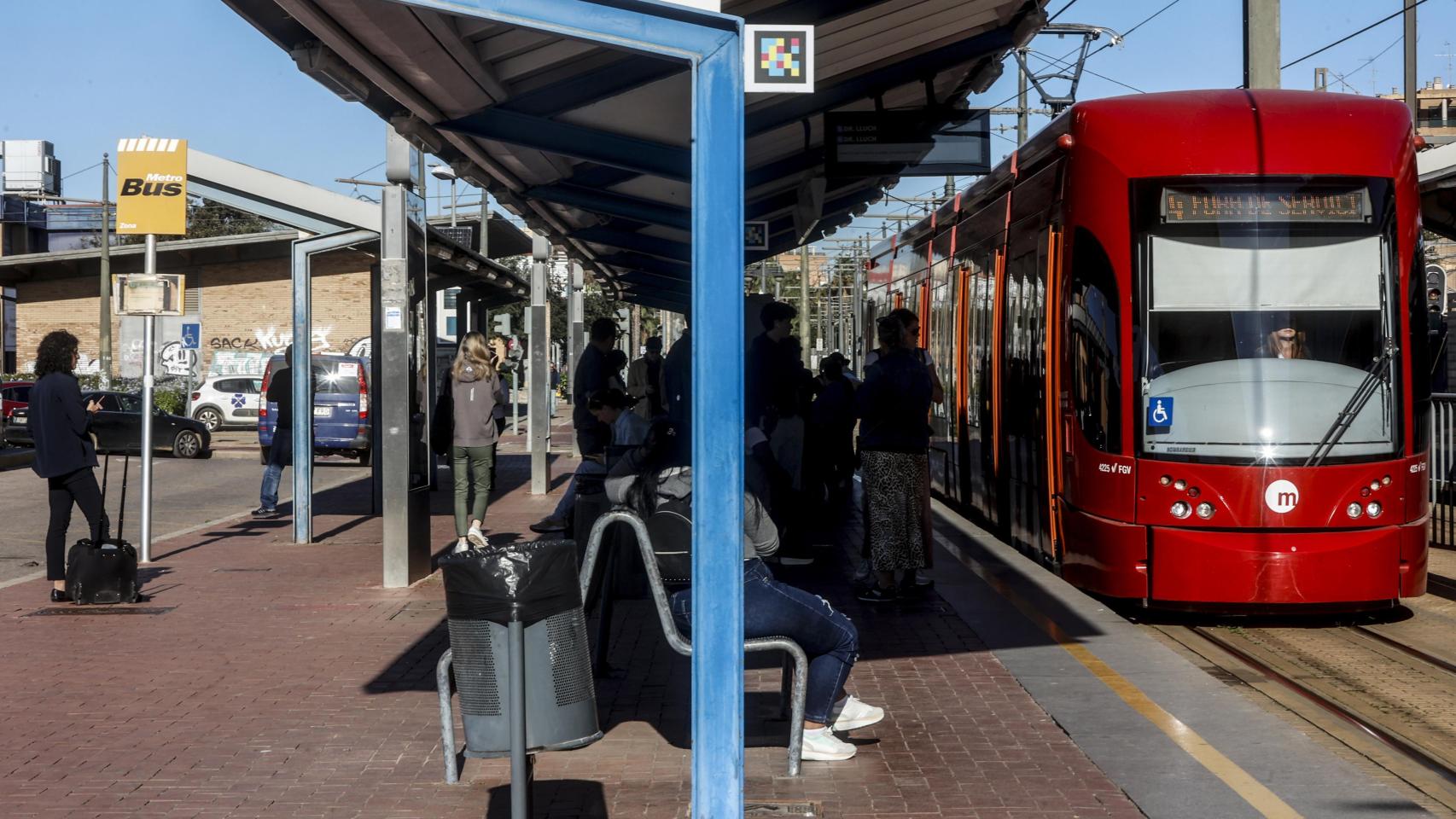 El servicio de tranvía en funcionamiento tras el paso de la DANA. Europa Press