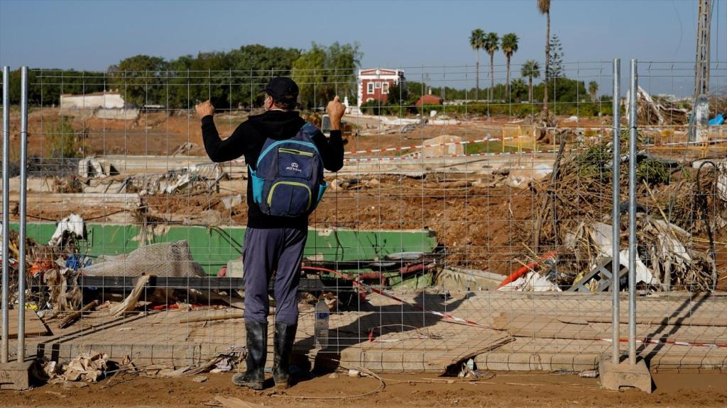 Un hombre observa una zona afectada por la DANA. Europa Press / Eduardo Manzana