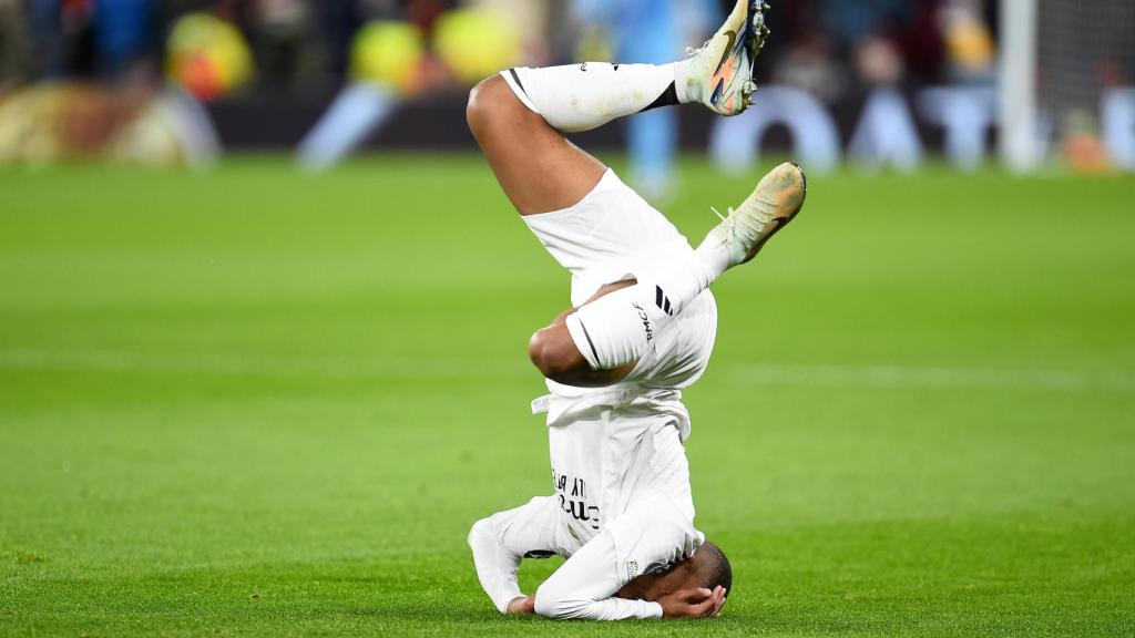 Mbappé sufre una caída con el Real Madrid durante el partido contra el Liverpool