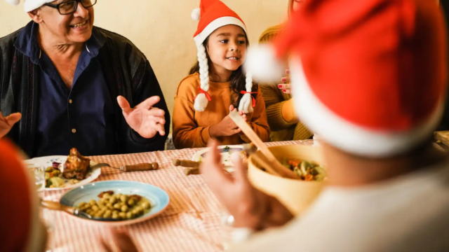 Una familia cenando junta en Nochebuena.