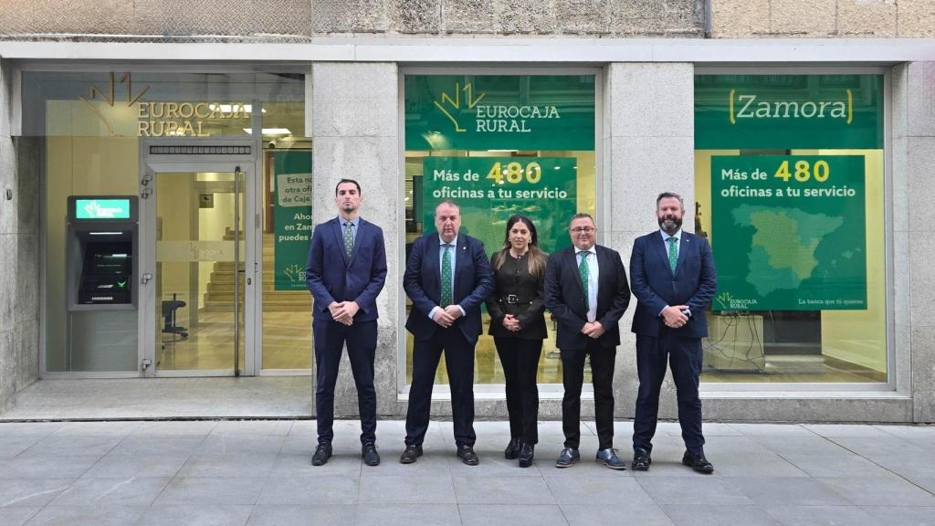 Miguel Colino, José Pérez, Estefanía Martín, José Miguel Vaquero y Carlos Martín-Salas, de izquierda a derecha, junto a la nueva oficina de Eurocaja Rural en Zamora.