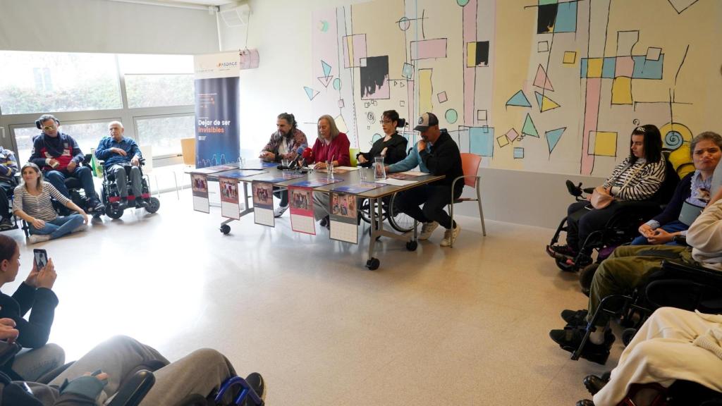 La sede de Aspace Valladolid acoge la presentación del calendario solidario de la asociación, protagonizado por los ponentes de Blacklladolid junto a personas con parálisis cerebral.