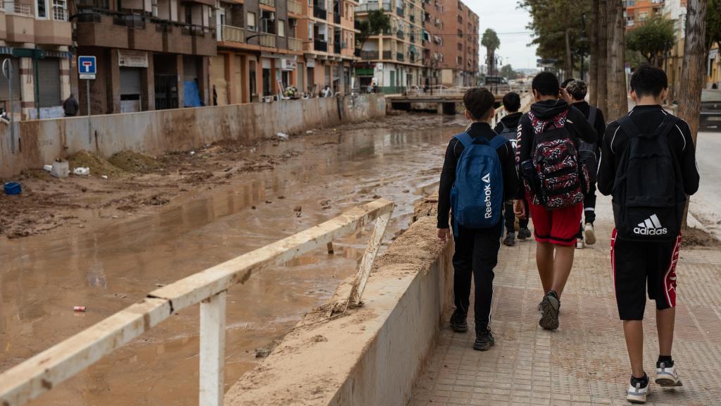 Varios niños pasean por una calle de Aldaia tras salir del colegio, imagen de archivo. Europa Press / Alejandro Martínez Vélez