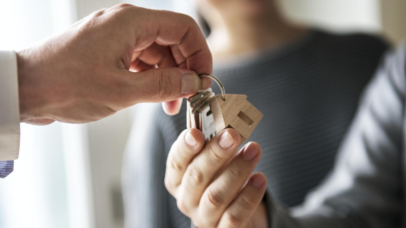 Padres entregando las llaves de un apartamento a su hijo.