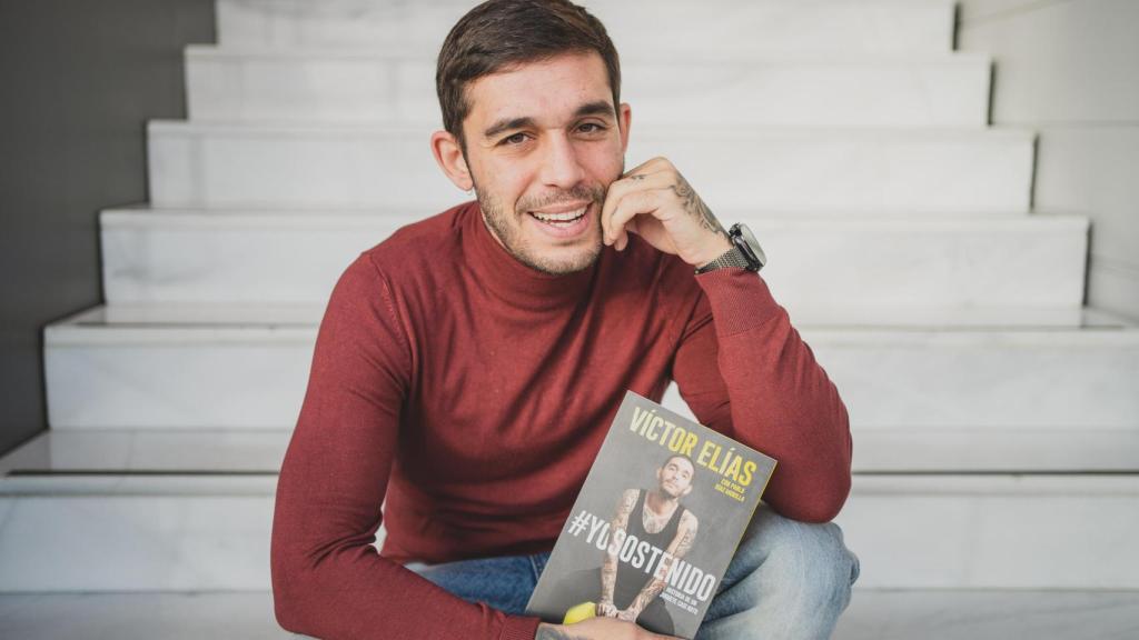 Víctor con su libro.