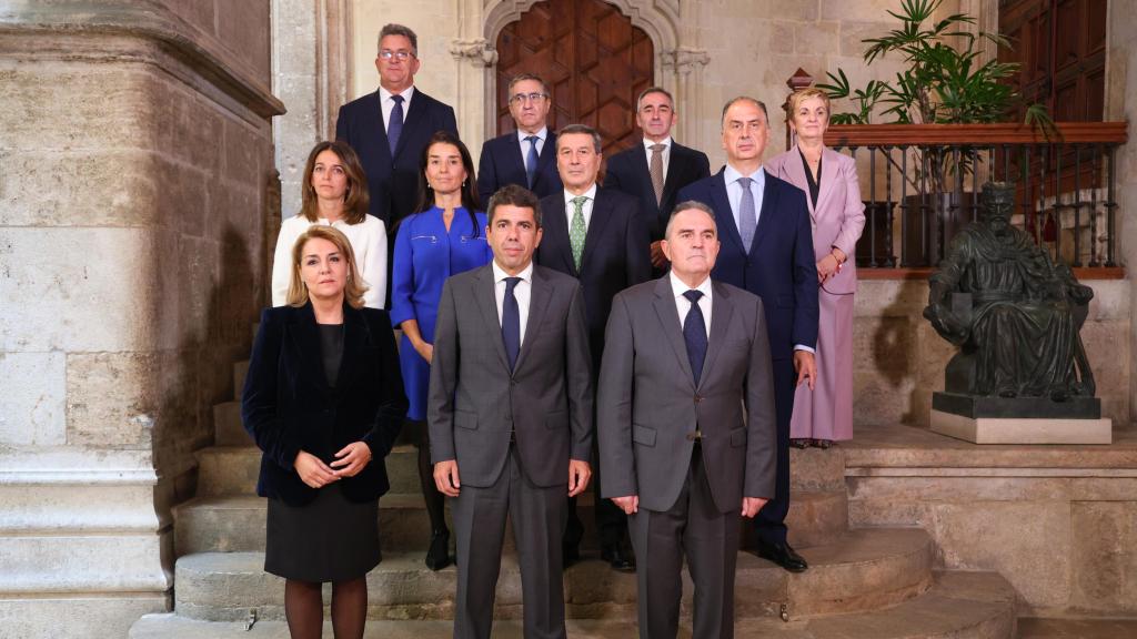 Fotografía de familia del nuevo Consell de Mazón. EE