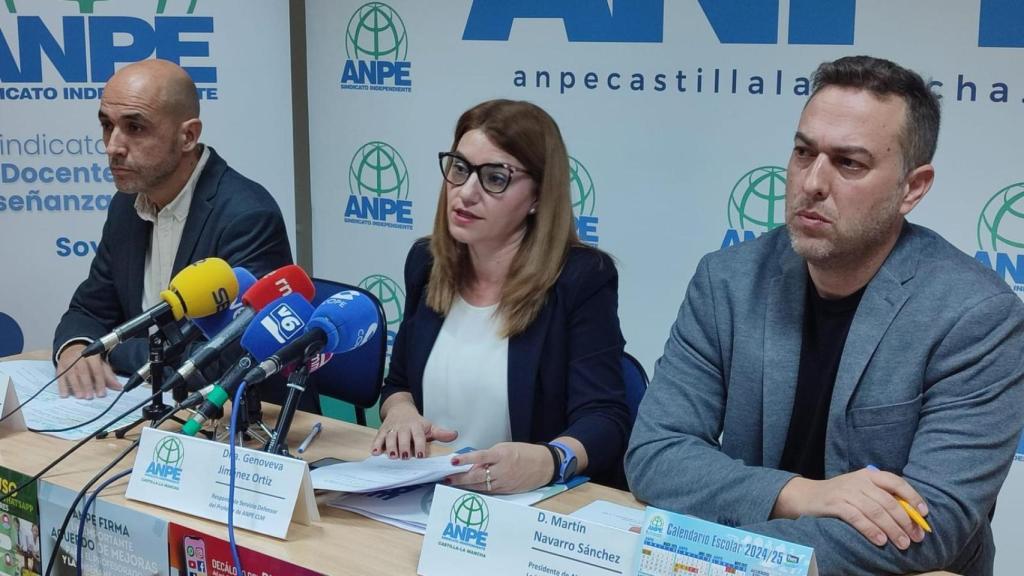 Andrés Tébar, Genoveva Jiménez y Martín Navarro, componentes de ANPE durante la rueda de prensa.