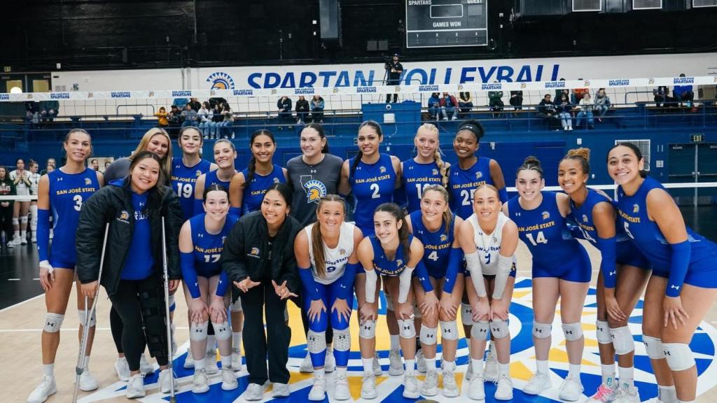 Equipo de voleibol femenino del estado de San José, Blaire Fleming de pie a la izquierda