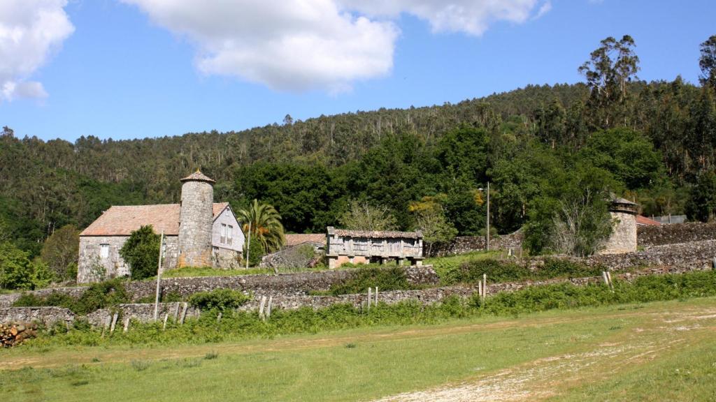 Conjunto formado por la casa rectoral, el hórreo y el palomar